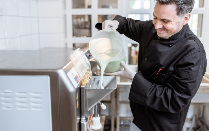 Ce caracteristici ar trebui să cauți la un aparat de înghețată comercial?